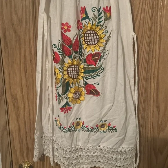 Beautiful embroidered Mexican dress with flowers - Picture 3 of 8